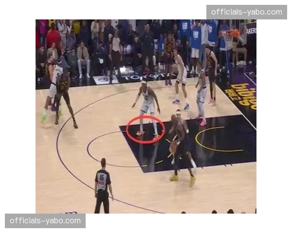 布克快攻回防精准切球被吹犯规，太阳关键挑战成功改判跳球